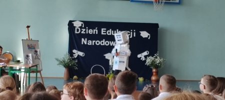 DZIEŃ EDUKACJI NARODOWEJ – CZY ROBOT MOŻE ZASTĄPIĆ NAUCZYCIELA?